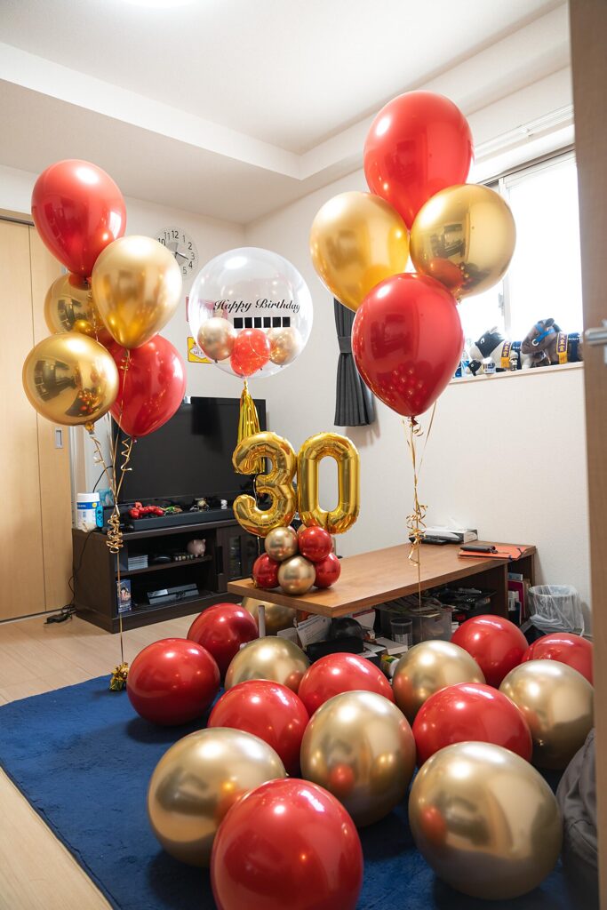 東京の自宅で赤とゴールドのバルーンで彩る誕生日サプライズ飾り付け