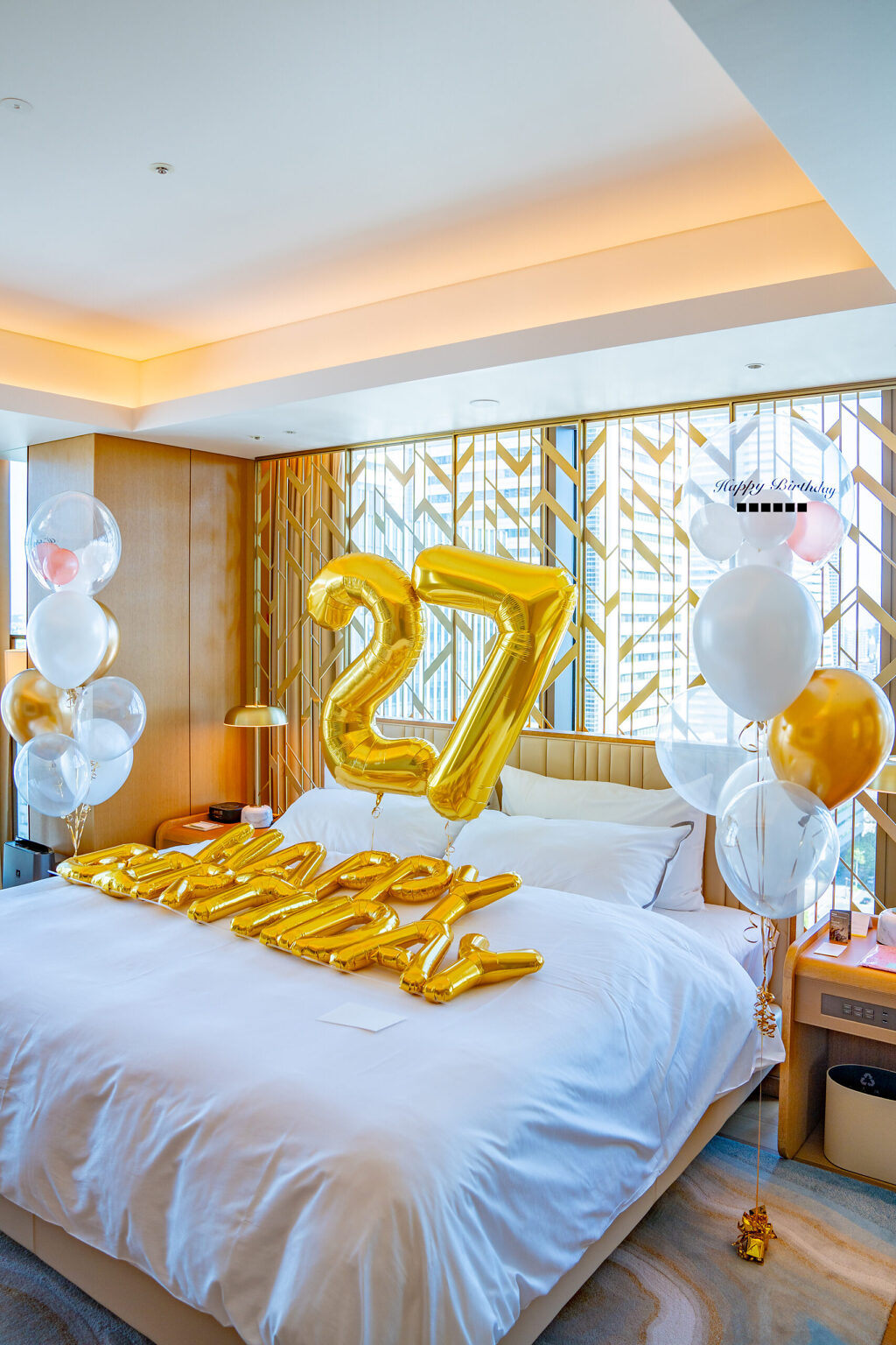 ホテルでゴールドと白のバルーンで祝う27歳の誕生日サプライズ飾り付け