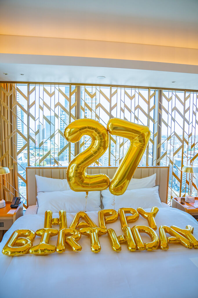 ホテルでゴールドと白のバルーンで祝う27歳の誕生日サプライズ飾り付け