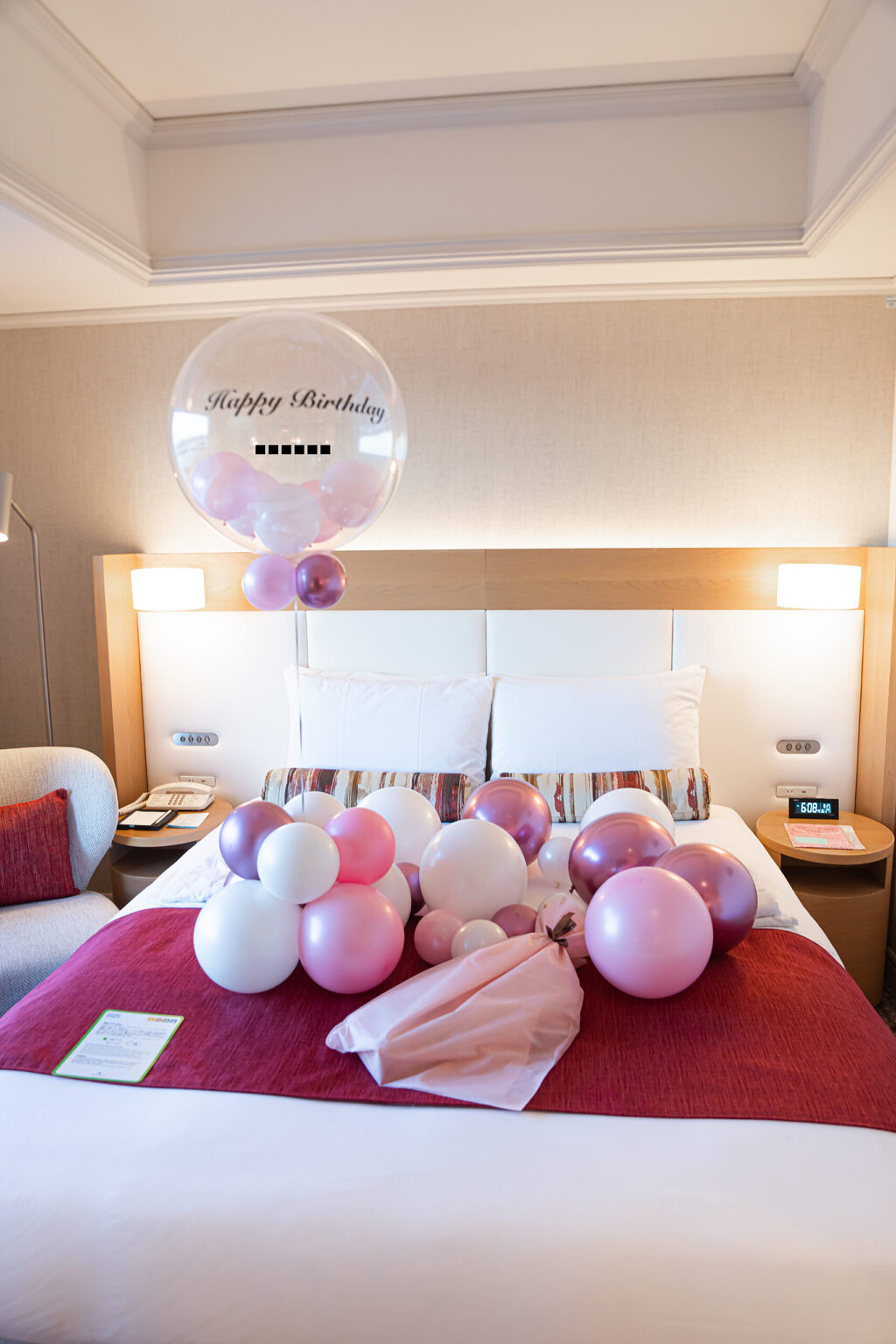 ホテルの客室でピンクとワインレッドのバルーンで彩る誕生日サプライズ飾り付け