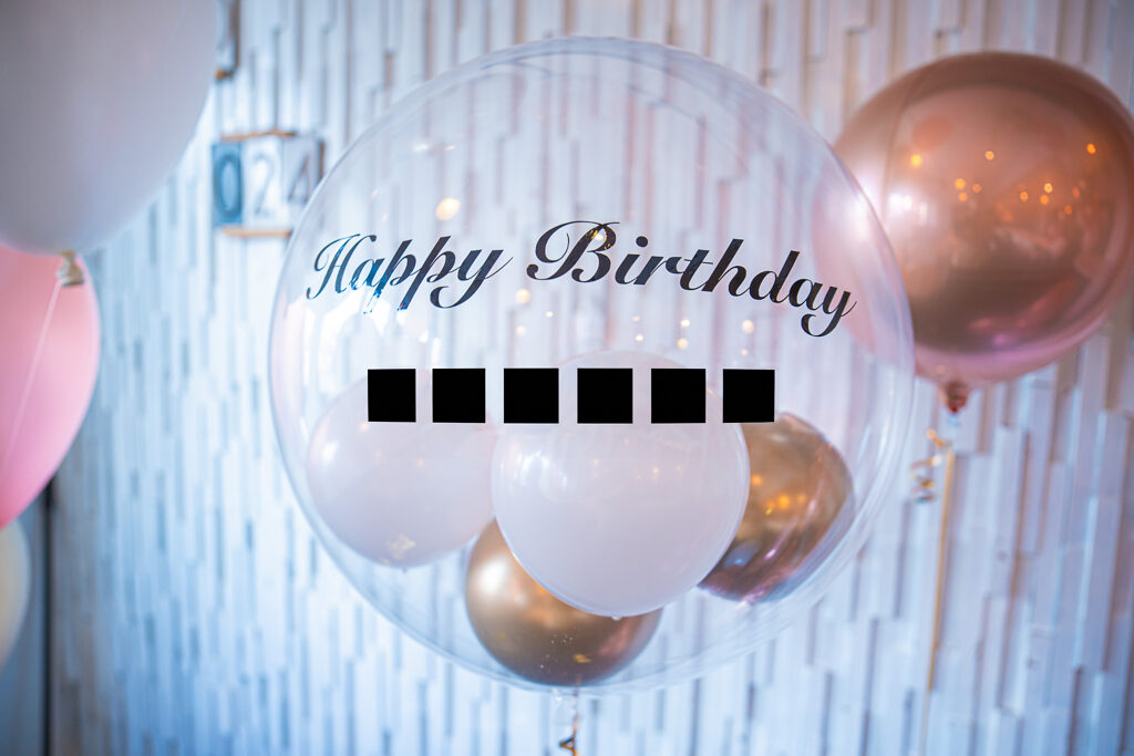 蔵前のレストランでの誕生日お祝い　ゴールドとピンクのバルーン飾り付け