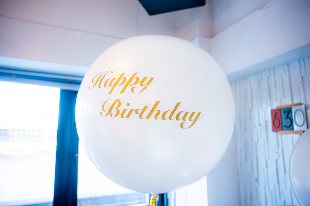 蔵前のレストランでの誕生日お祝い　ゴールドとピンクのバルーン飾り付け