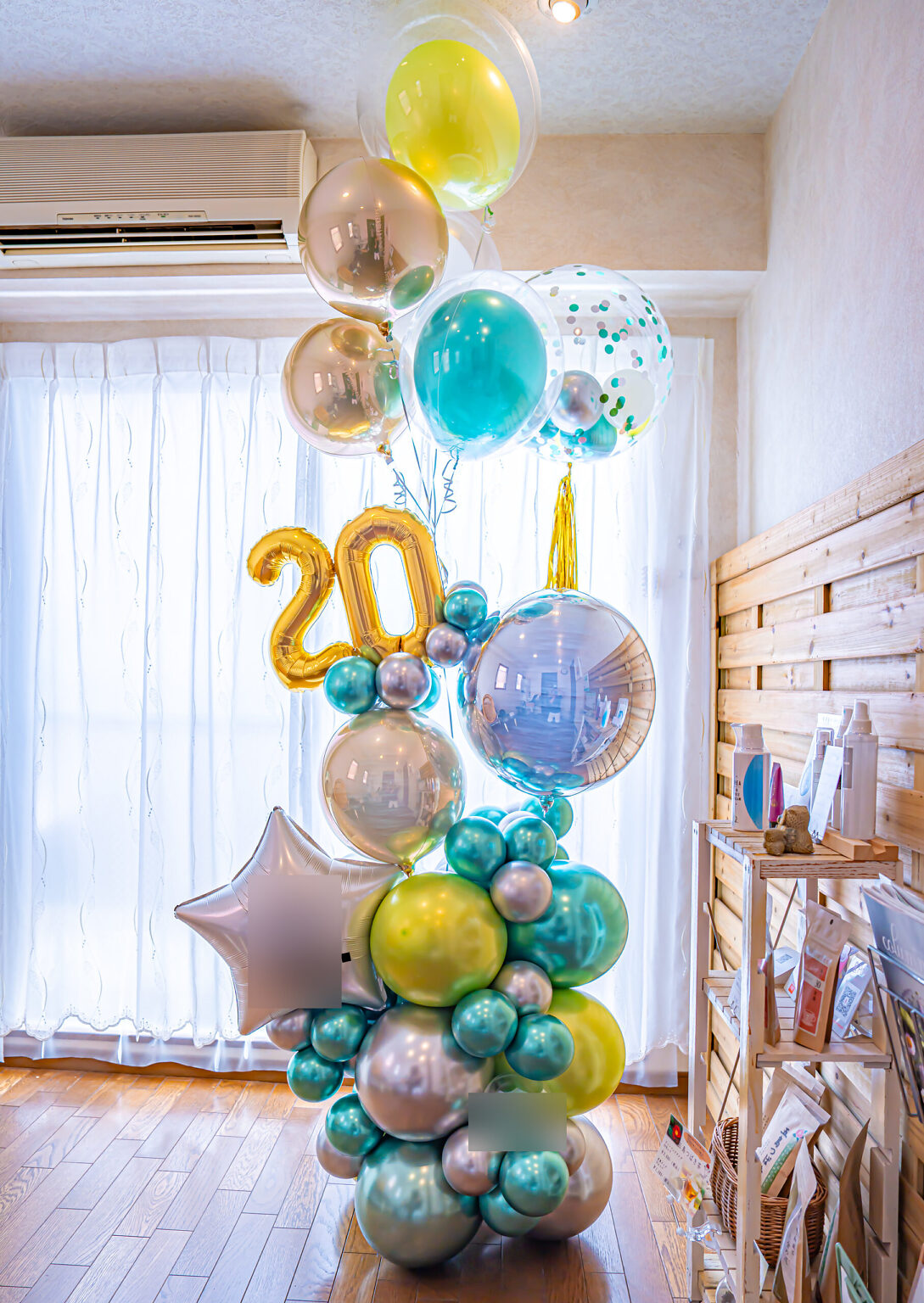 ティールとシルバーで彩る20周年お祝いのバルーンスタンド飾り付け