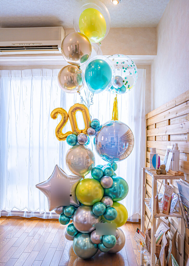 ティールとシルバーで彩る20周年お祝いのバルーンスタンド飾り付け