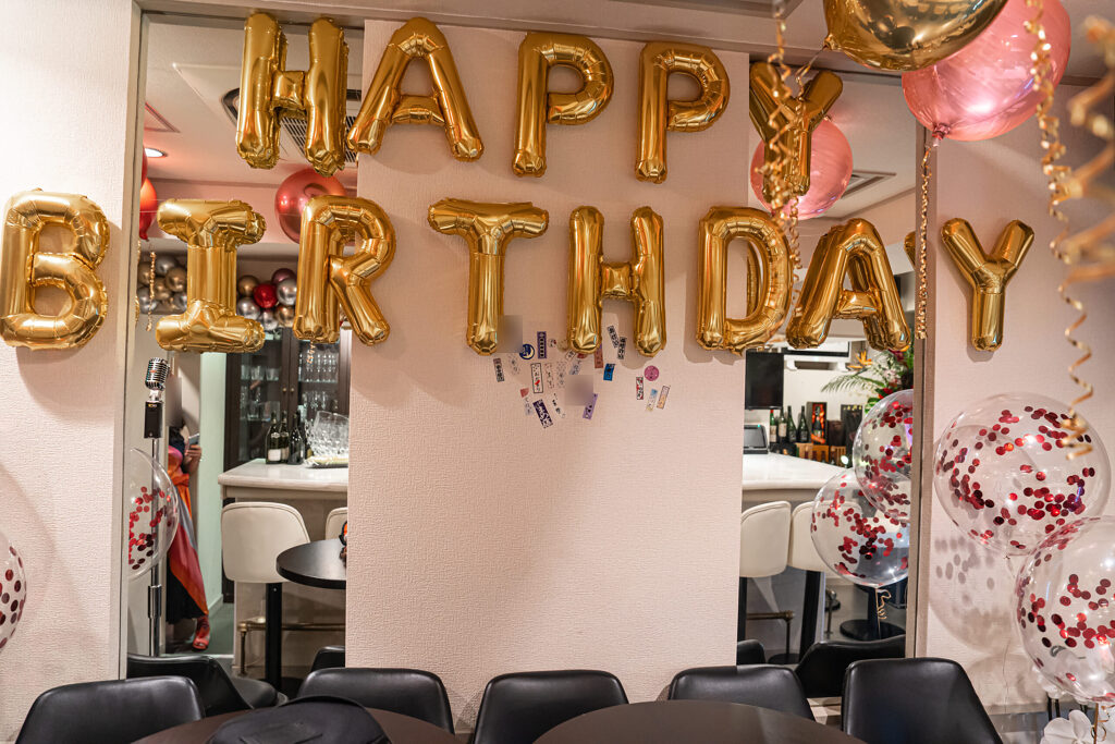 银座酒吧生日惊喜：红金色天花板气球装饰