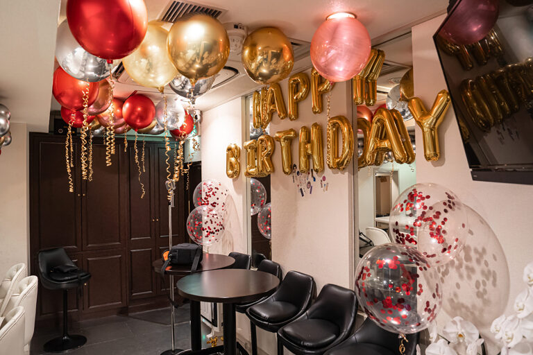 银座酒吧生日惊喜：红金色天花板气球装饰