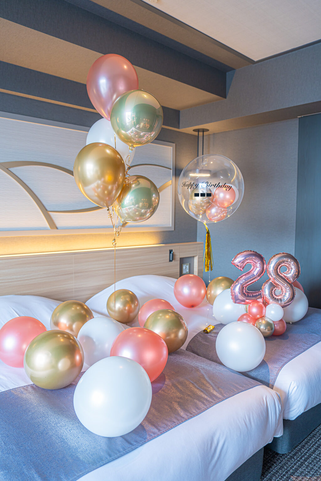 ホテルの客室をピンクとゴールドのバルーンで彩る誕生日サプライズ飾り付け