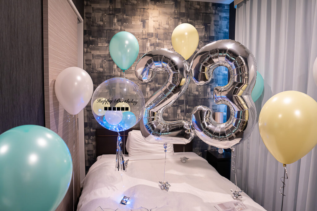 東京のホテルでの誕生日サプライズ シルバーとミントのバルーン飾り付け