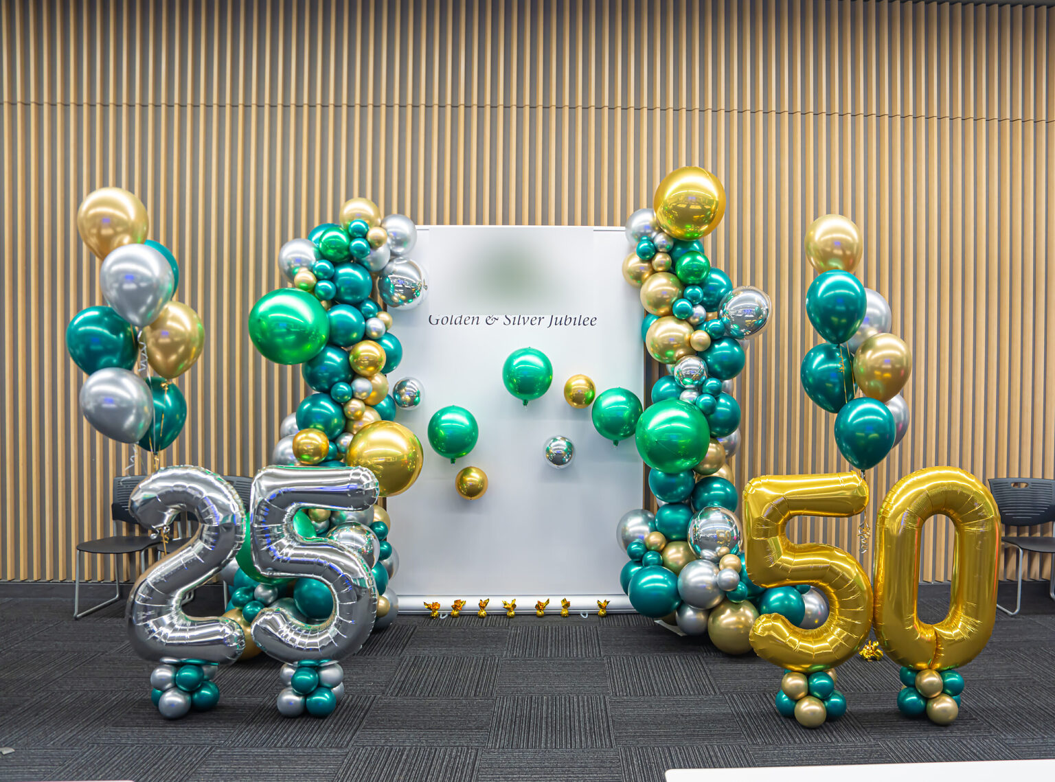 エメラルドグリーンとゴールドで彩る25周年・50周年記念バルーン飾り付け