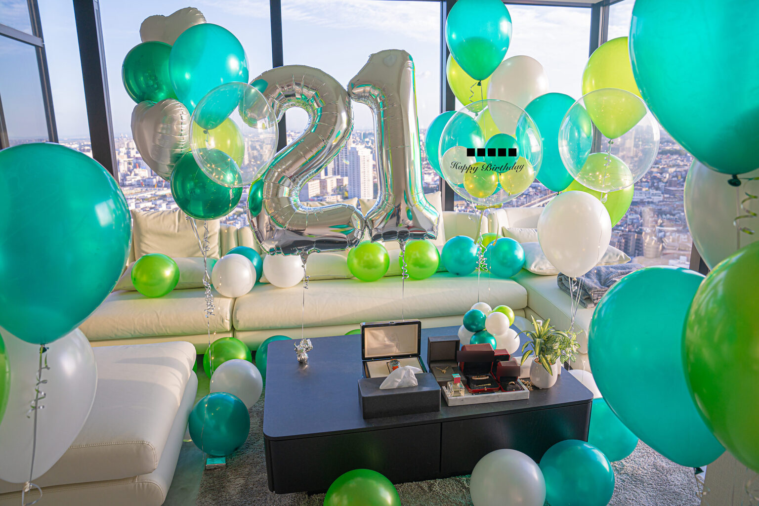 ティールとライムグリーンのバルーンで彩る誕生日お祝い飾り付け