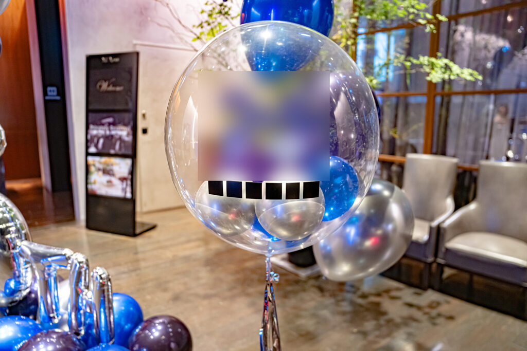 ブルーとシルバーのバルーンで彩るロビーの5周年お祝い飾り付け