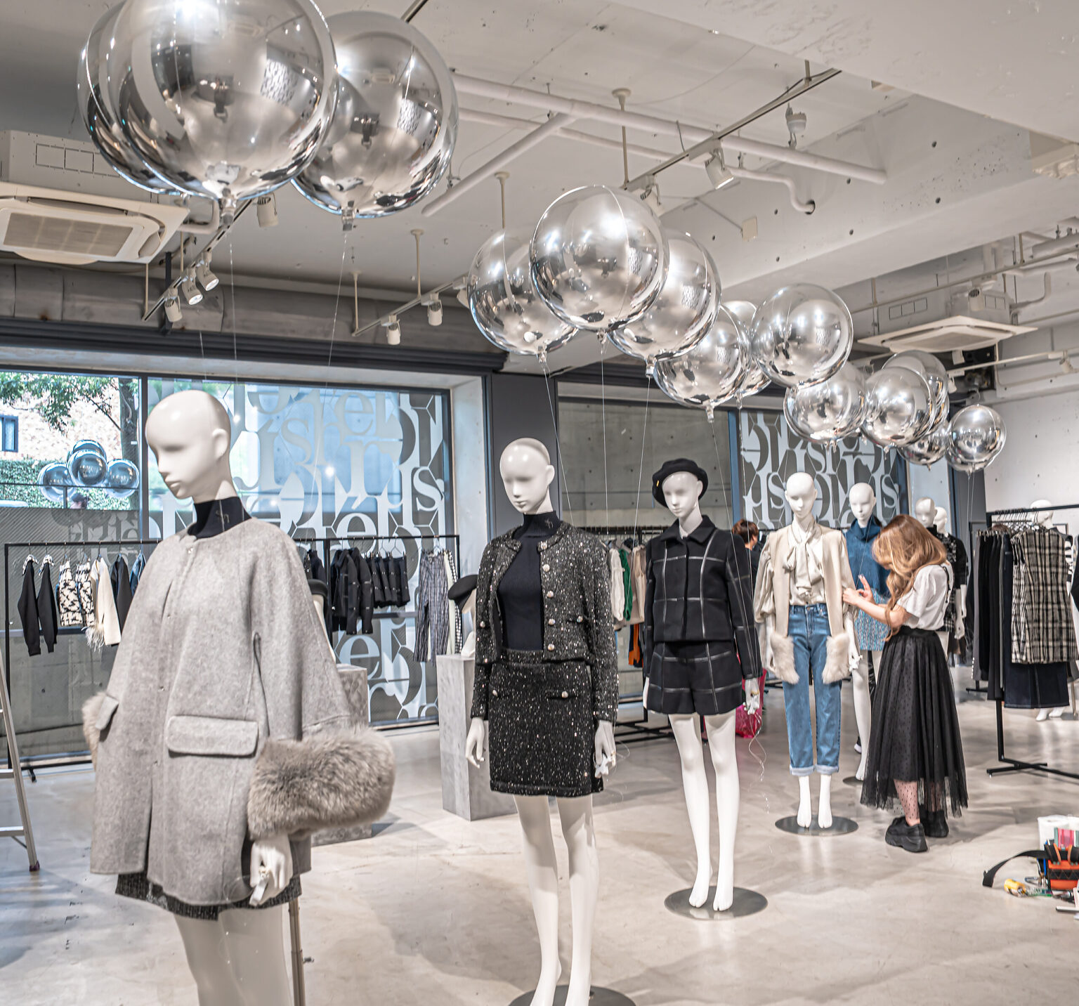 南青山のファッション店舗を彩るシルバーバルーンの天井装飾