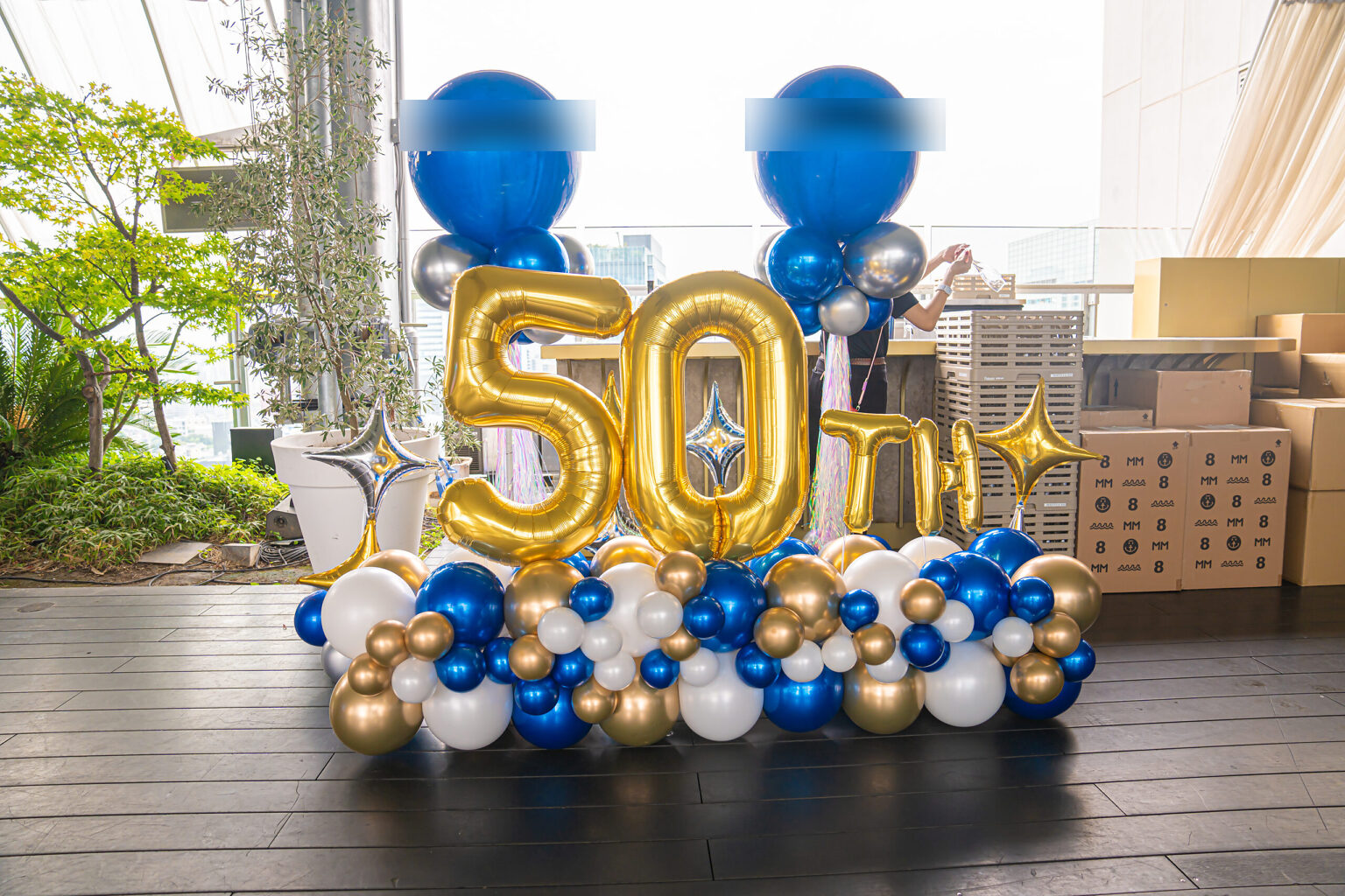 ネイビーブルーとゴールドで彩る50THのバルーン飾り付け