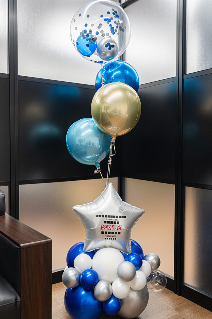 ブルーとシルバーで彩る移転お祝いのバルーンスタンド飾り付け