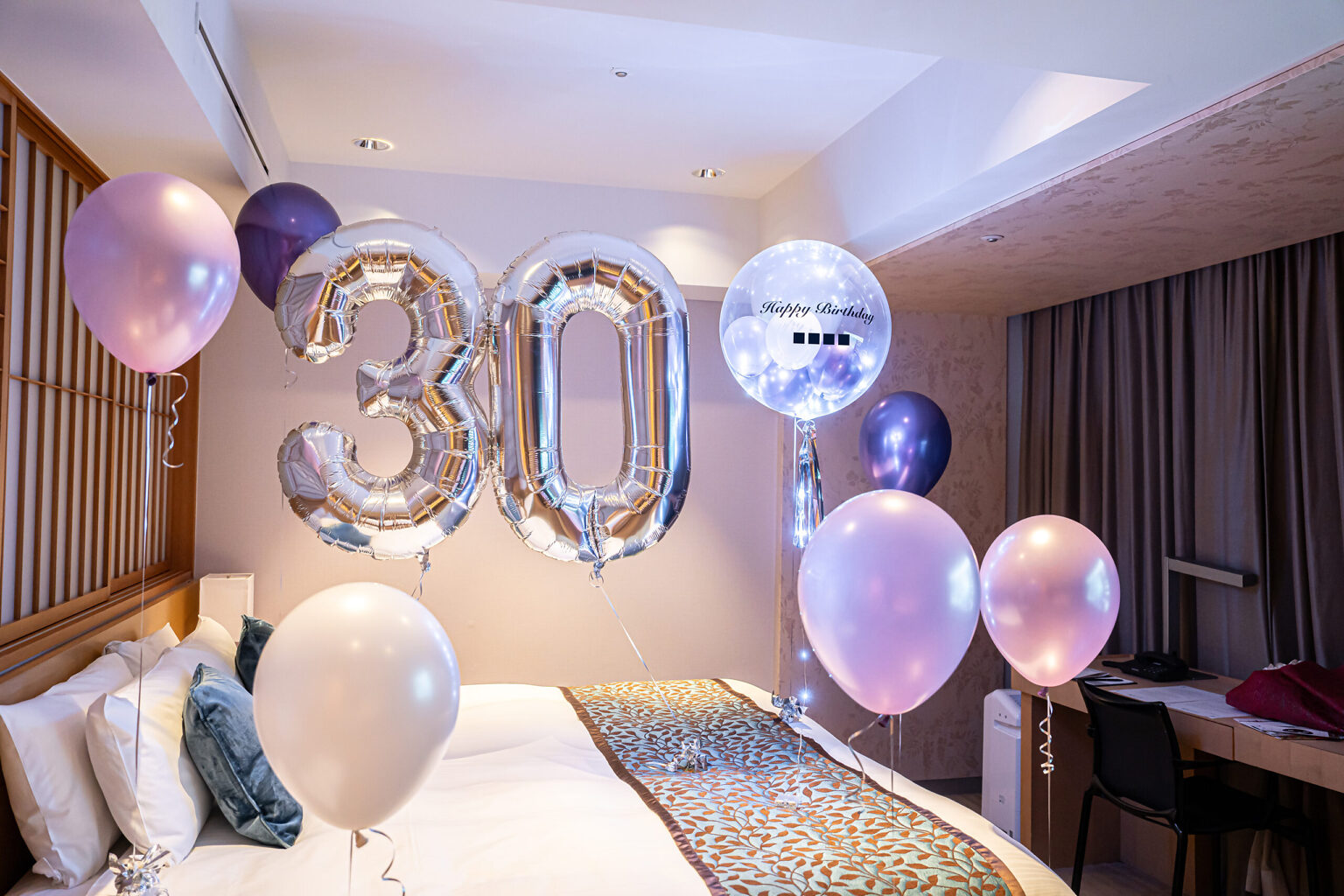 東京のホテルでの30歳の誕生日をシルバーとピンクのバルーンでサプライズ飾り付け