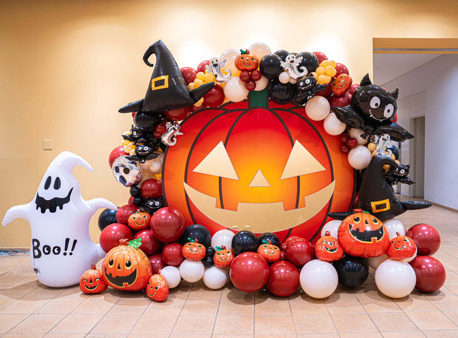 BumB東京スポーツ文化館でのカボチャパネルとバルーンのハロウィン飾り付け