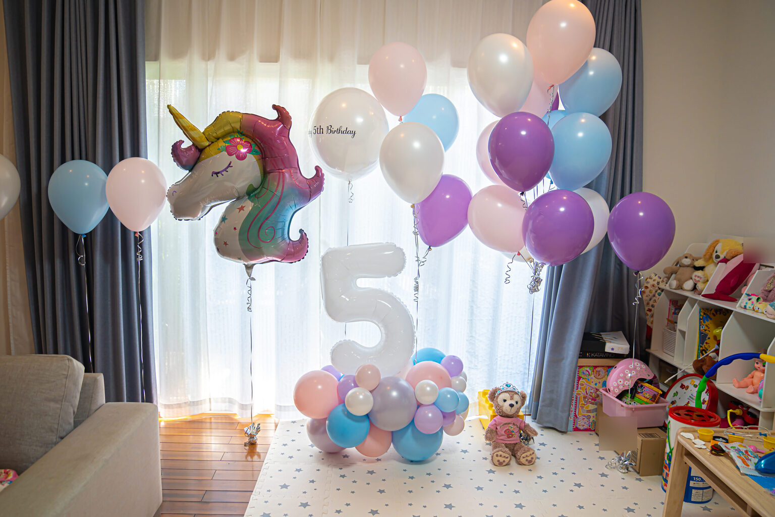 東京の自宅でピンクと水色のユニコーンバルーンで祝う5歳の誕生日飾り付け