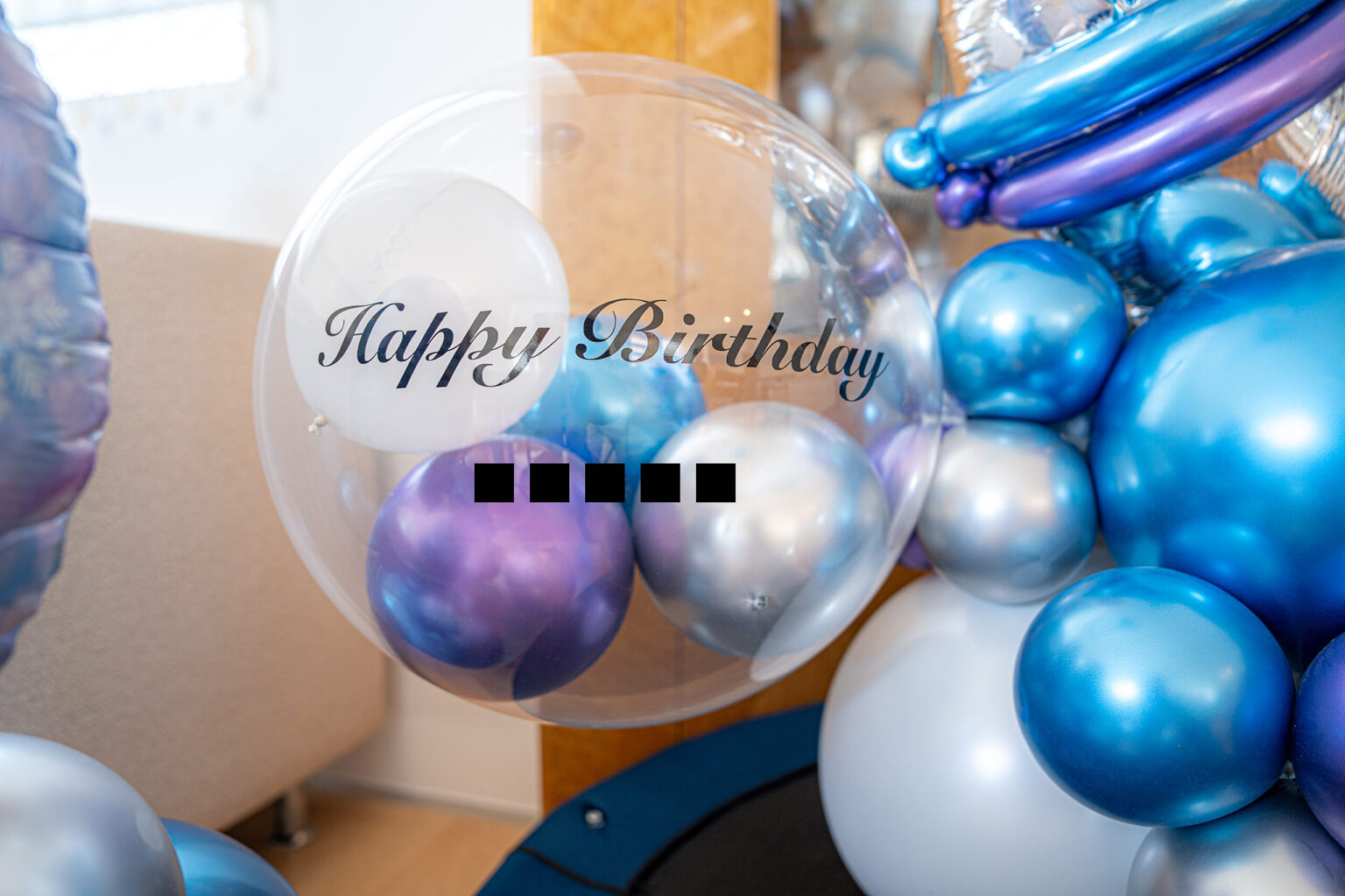 東京の自宅での青と銀のバルーンスタンドによる誕生日お祝い飾り付け