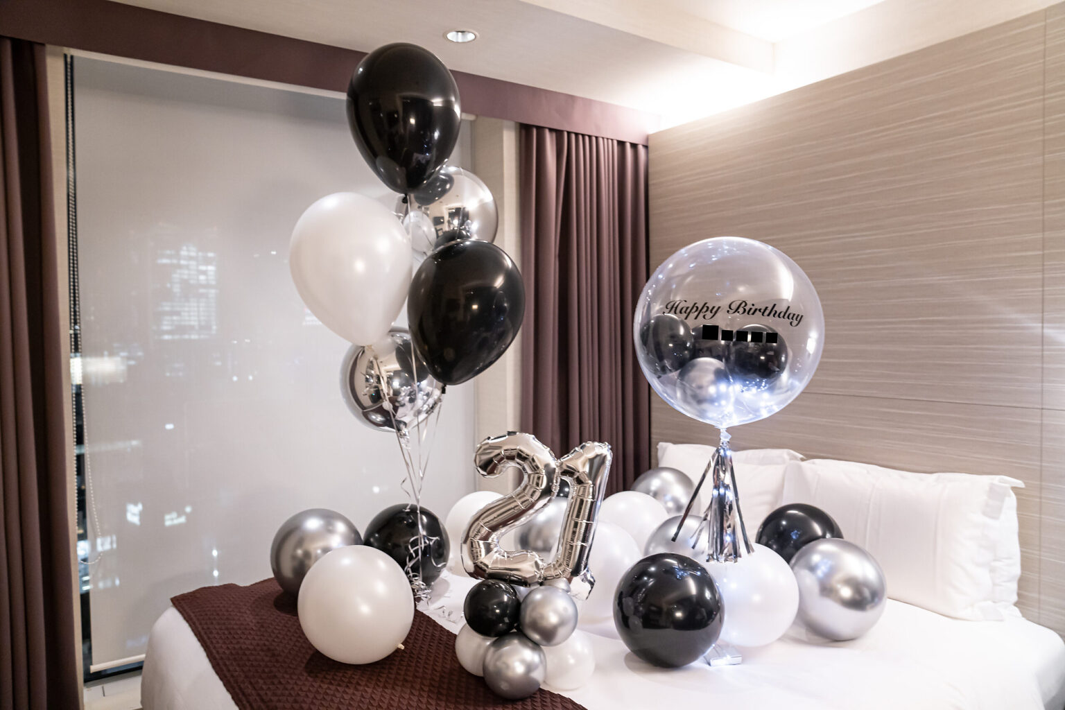 東京のホテル客室を黒とシルバーで彩る21歳の誕生日お祝い飾り付け