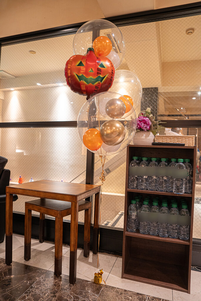 オレンジとゴールドで彩るハロウィンのバルーンブーケ飾り付け