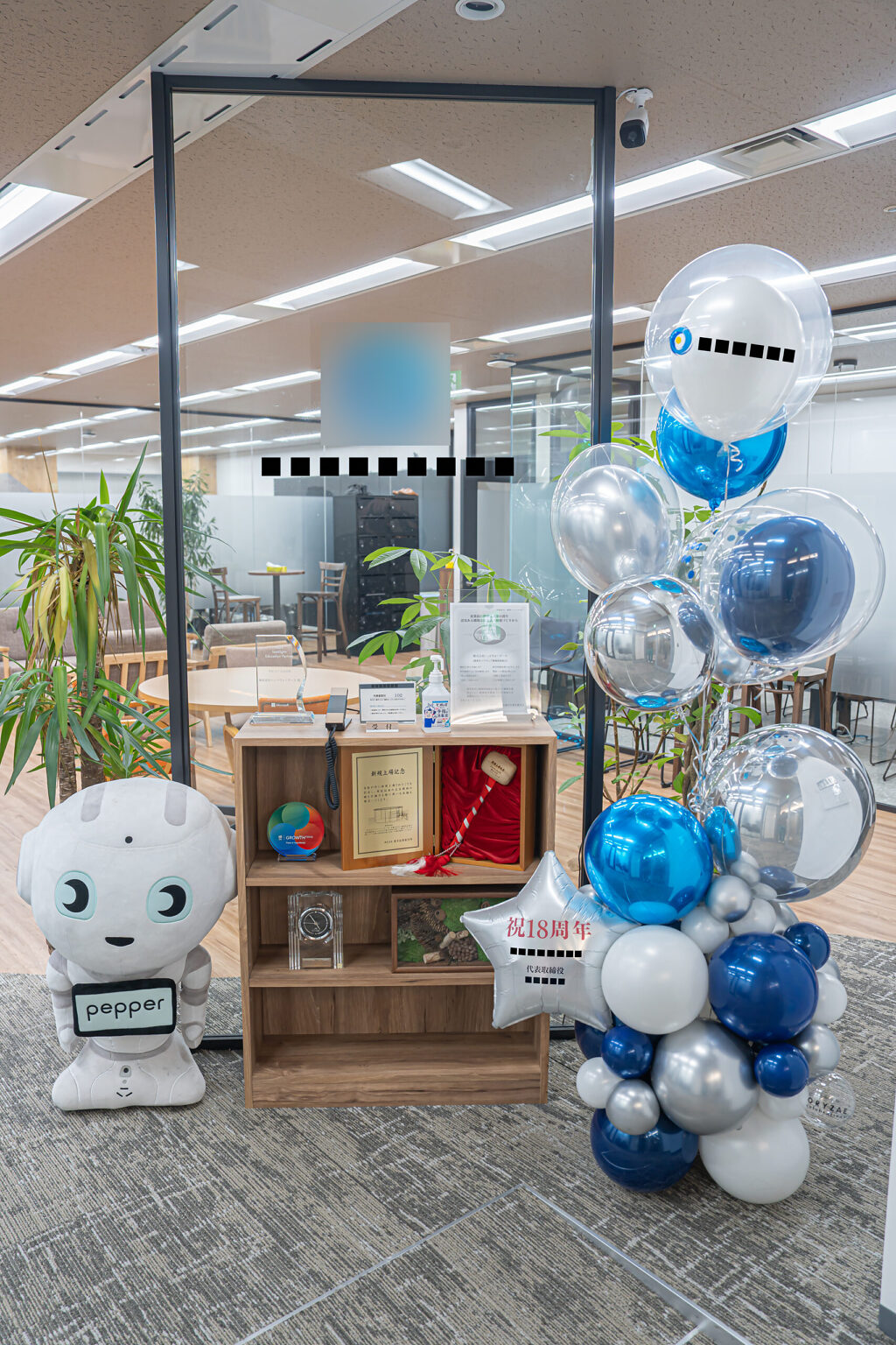 東京のオフィスでの18周年お祝い 青とシルバーのバルーンスタンド装飾