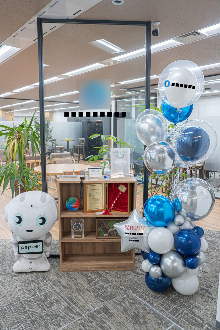東京のオフィスでの18周年お祝い 青とシルバーのバルーンスタンド装飾