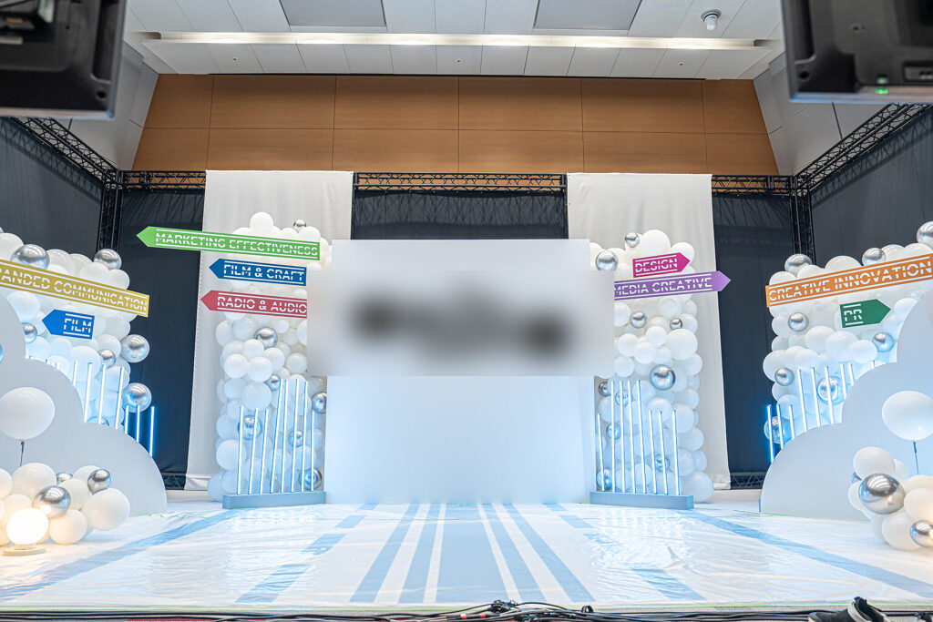 이벤트 행사장을 빛내는 화이트&실버 풍선 배경 장식 제작