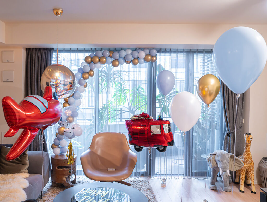 くすみブルーとゴールドで彩る2歳の誕生日バルーン飾り付け