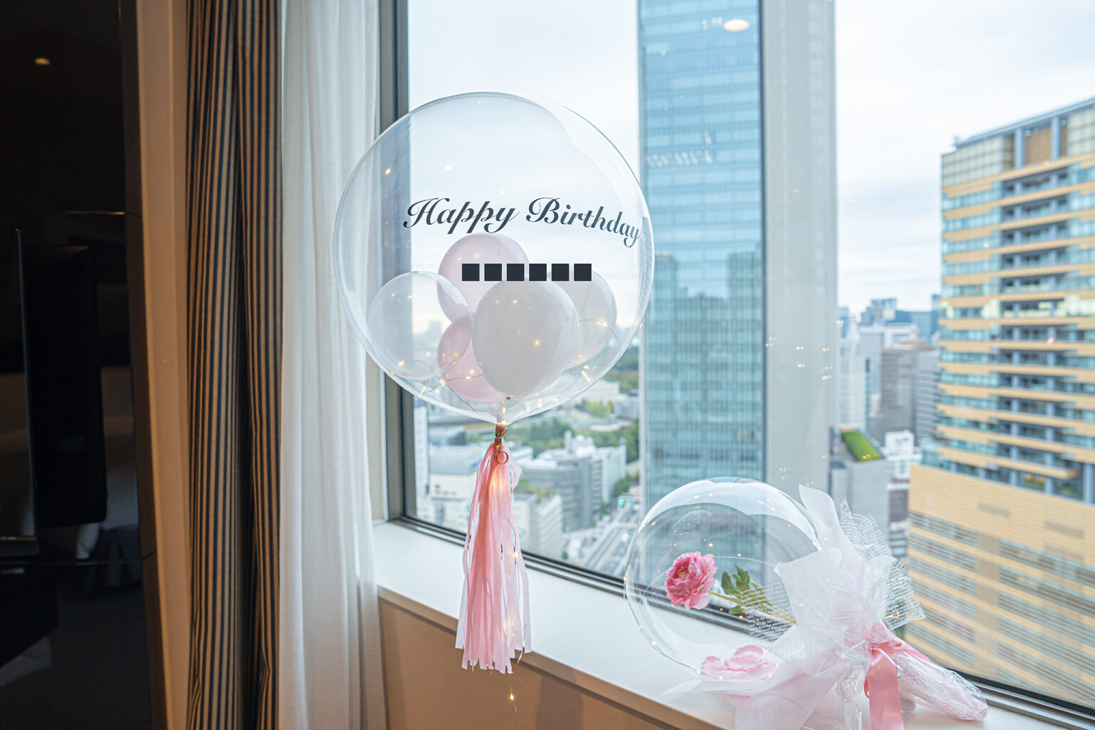 ホテル客室でのピンクとゴールドのバルーン誕生日サプライズ飾り付け