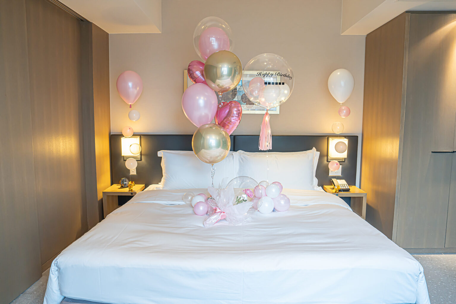 ホテル客室でのピンクとゴールドのバルーン誕生日サプライズ飾り付け