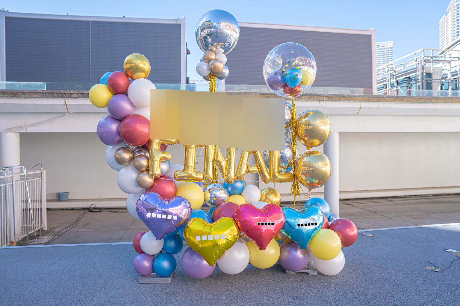 屋上テラスでのFINALバルーンスタンド装飾とイベント飾り付け