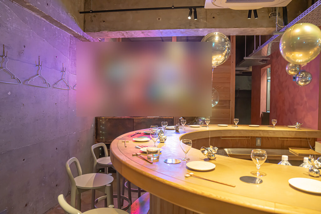 レストランの窓際をゴールドで彩る誕生日お祝いバルーン飾り付け