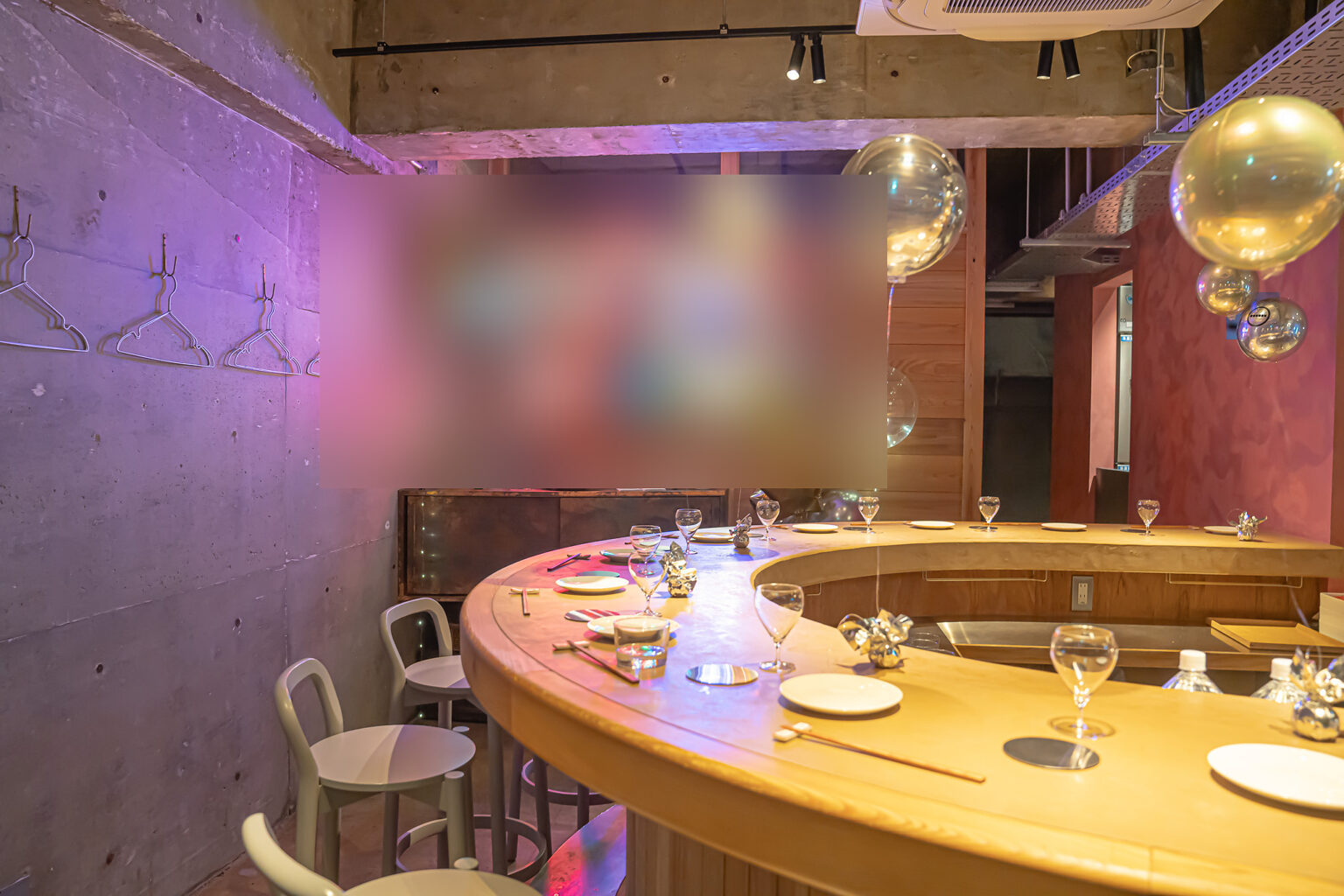 レストランの窓際をゴールドで彩る誕生日お祝いバルーン飾り付け