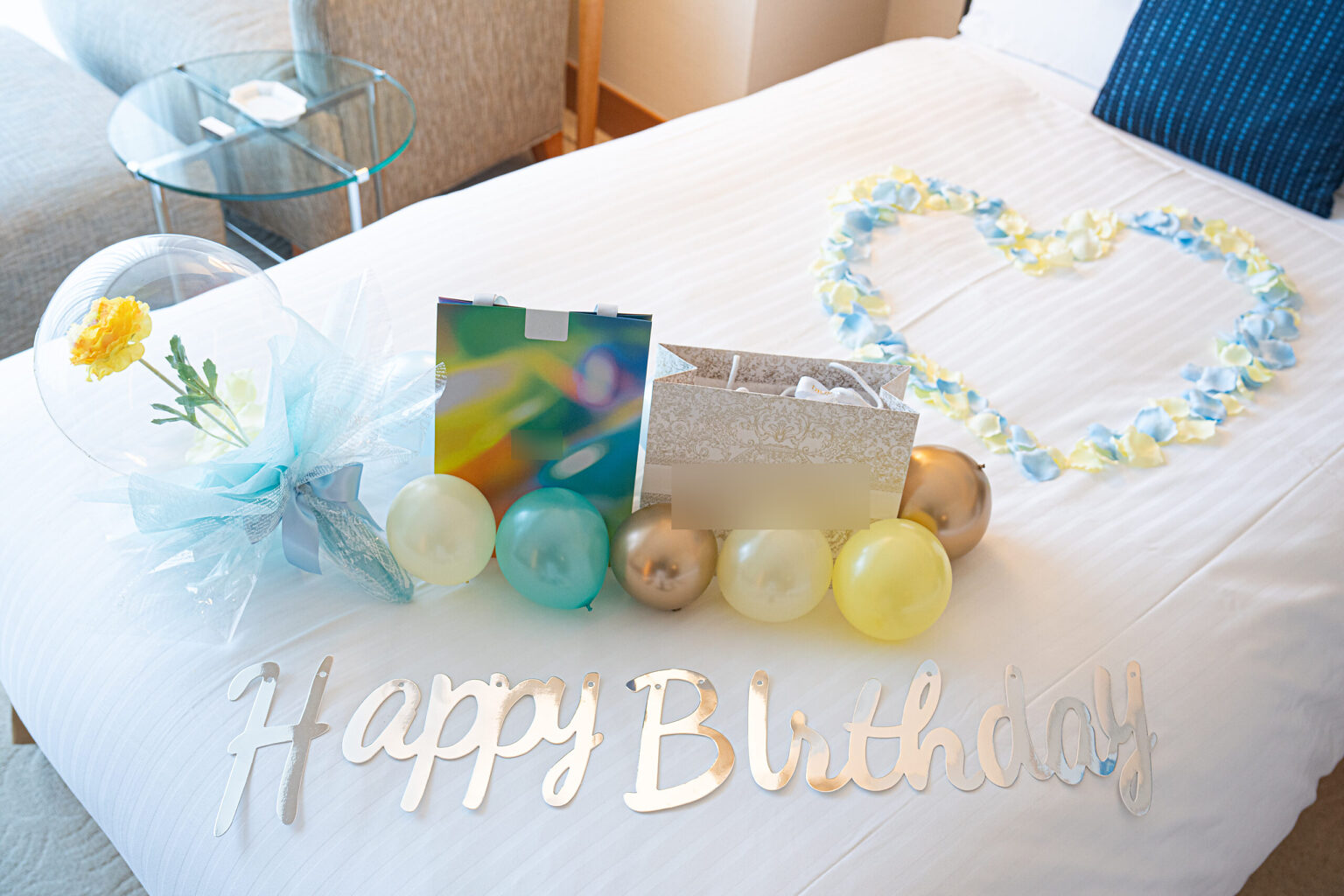 横浜のホテルで水色と黄色のバルーンで彩る誕生日サプライズ飾り付け