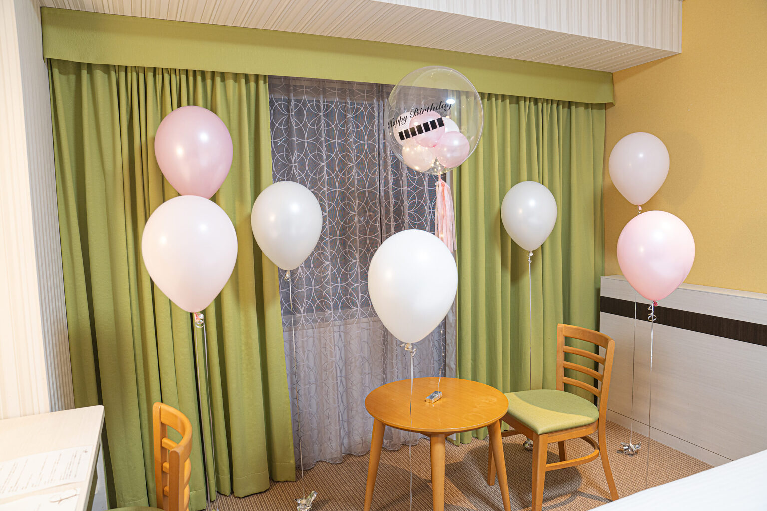 浦安のホテルでピンクと白のバルーンで彩る誕生日サプライズ飾り付け