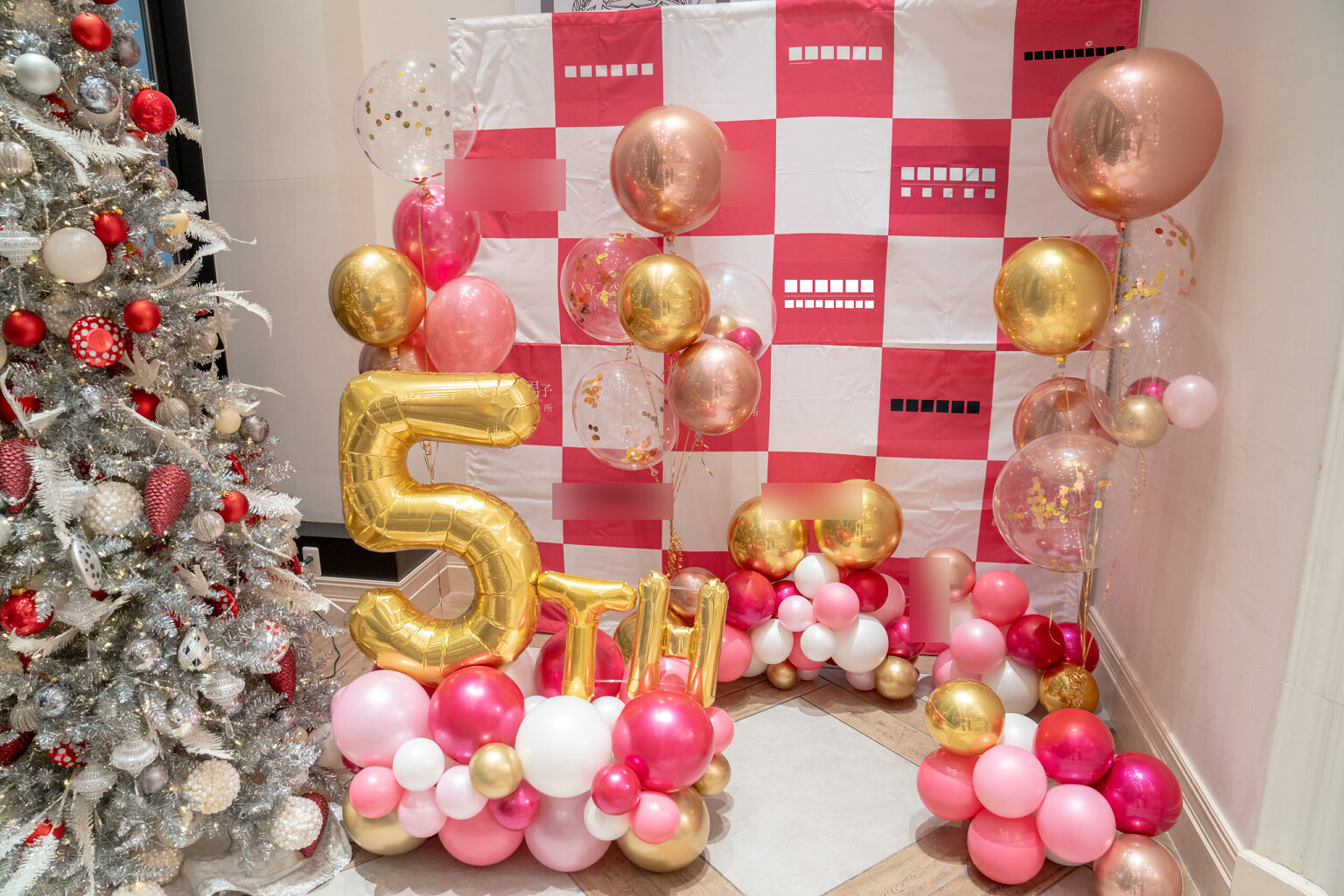 ピンクとゴールドのバルーンで彩る5周年お祝いフォトスポット飾り付け