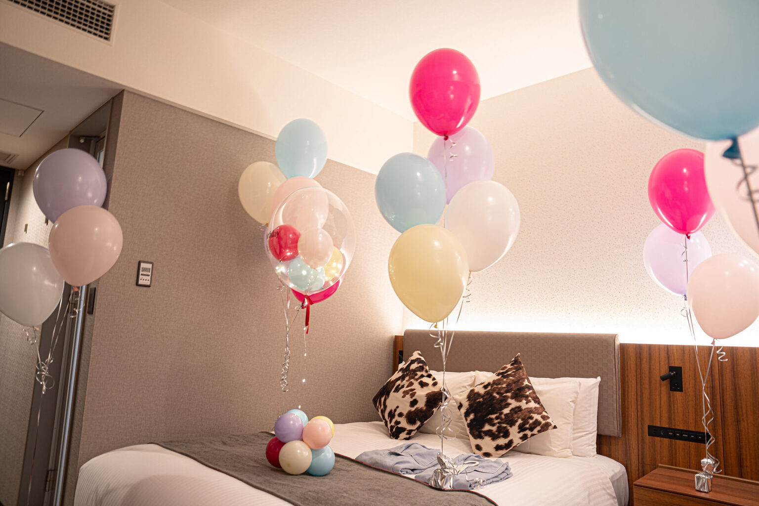 豊洲のホテルでの21歳の誕生日をピンクと水色のバルーンでサプライズ飾り付け