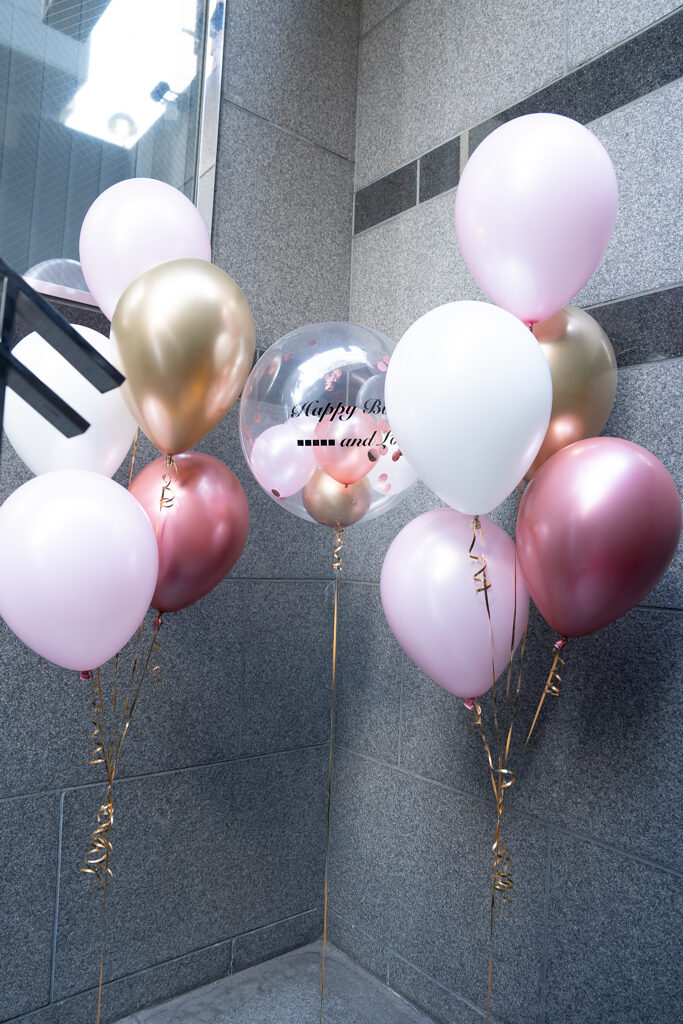 ピンクとゴールドのバルーンで彩るエントランスの誕生日お祝い飾り付け