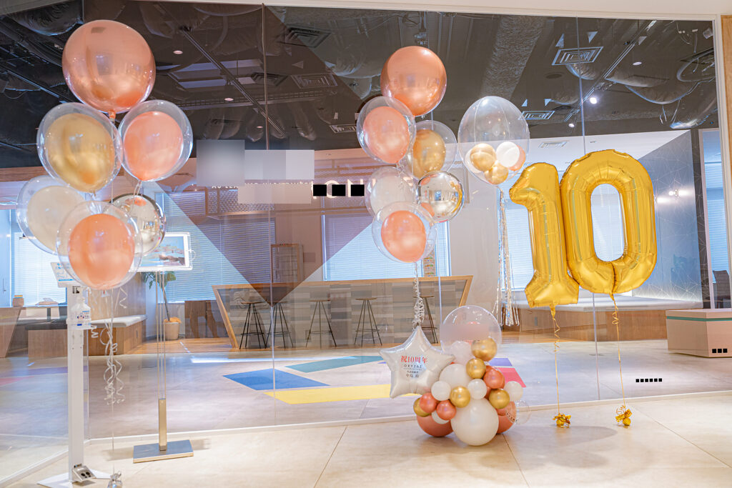 ピーチとゴールドで彩る10周年お祝いのバルーン飾り付け
