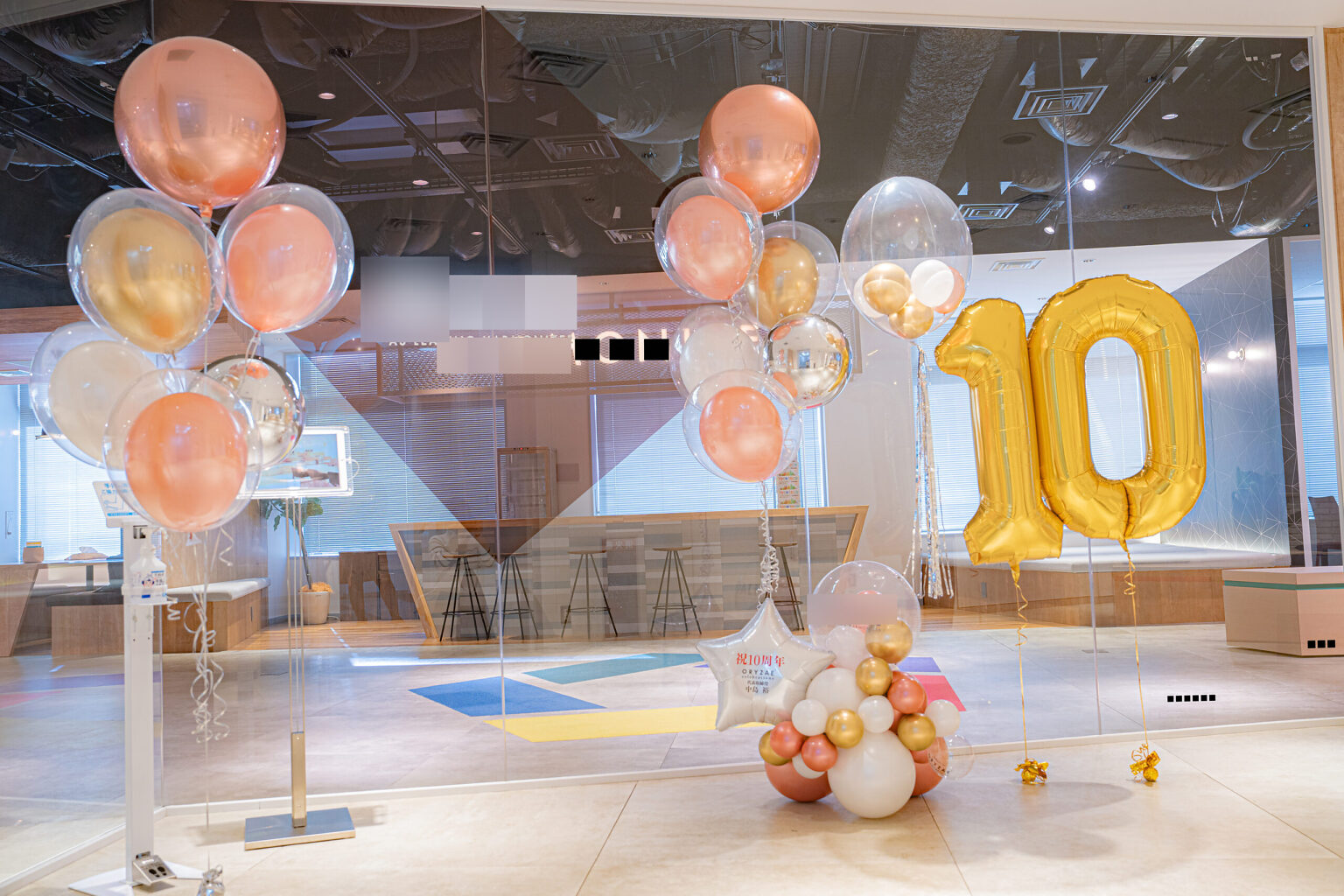 ピーチとゴールドで彩る10周年お祝いのバルーン飾り付け