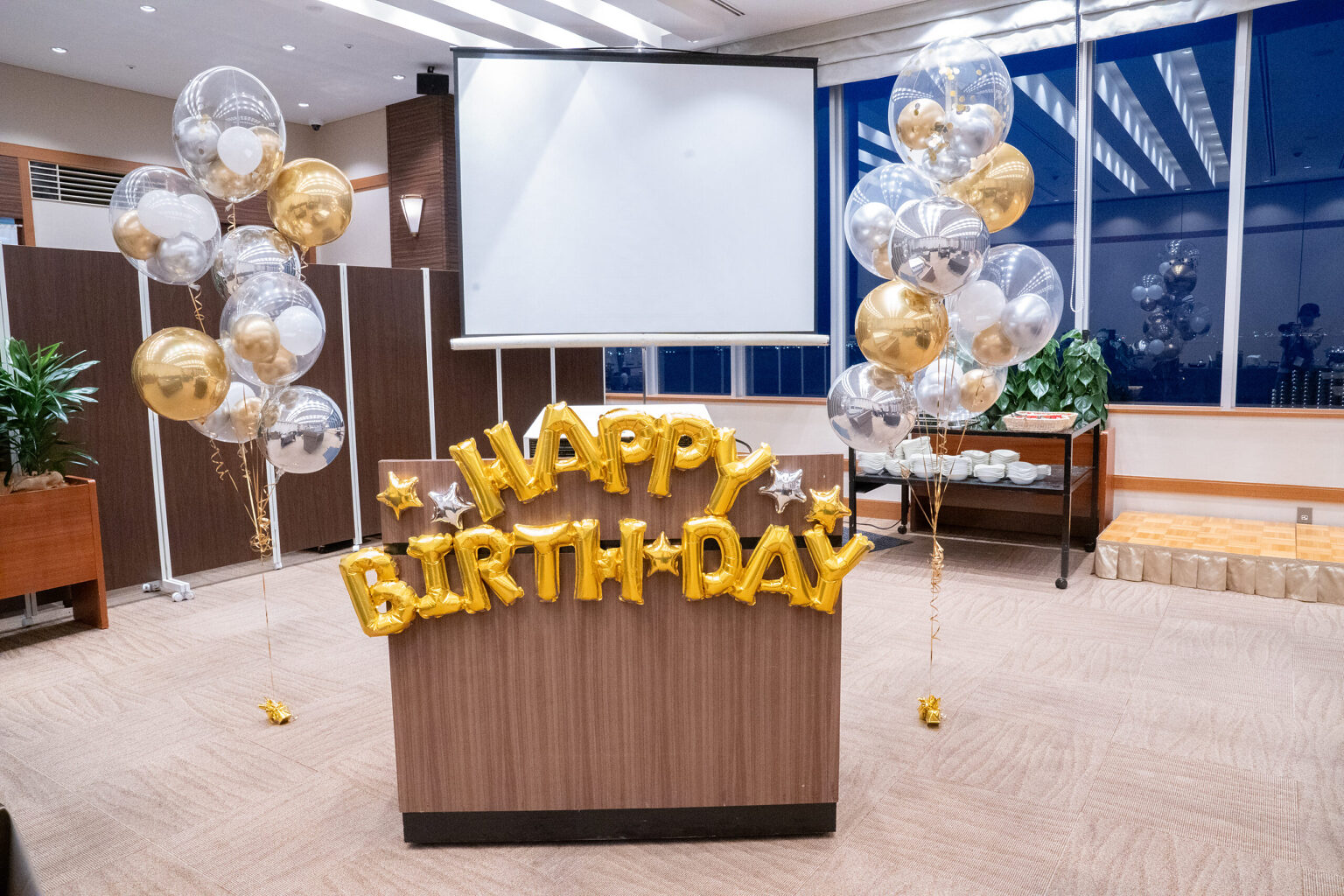 ゴールドとシルバーで彩る法人の誕生日お祝いバルーン飾り付け