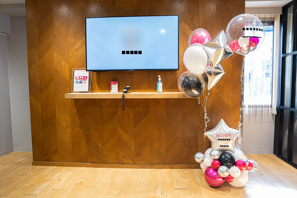 ピンクとシルバーで彩る港区ロビーの25周年お祝いバルーン飾り付け
