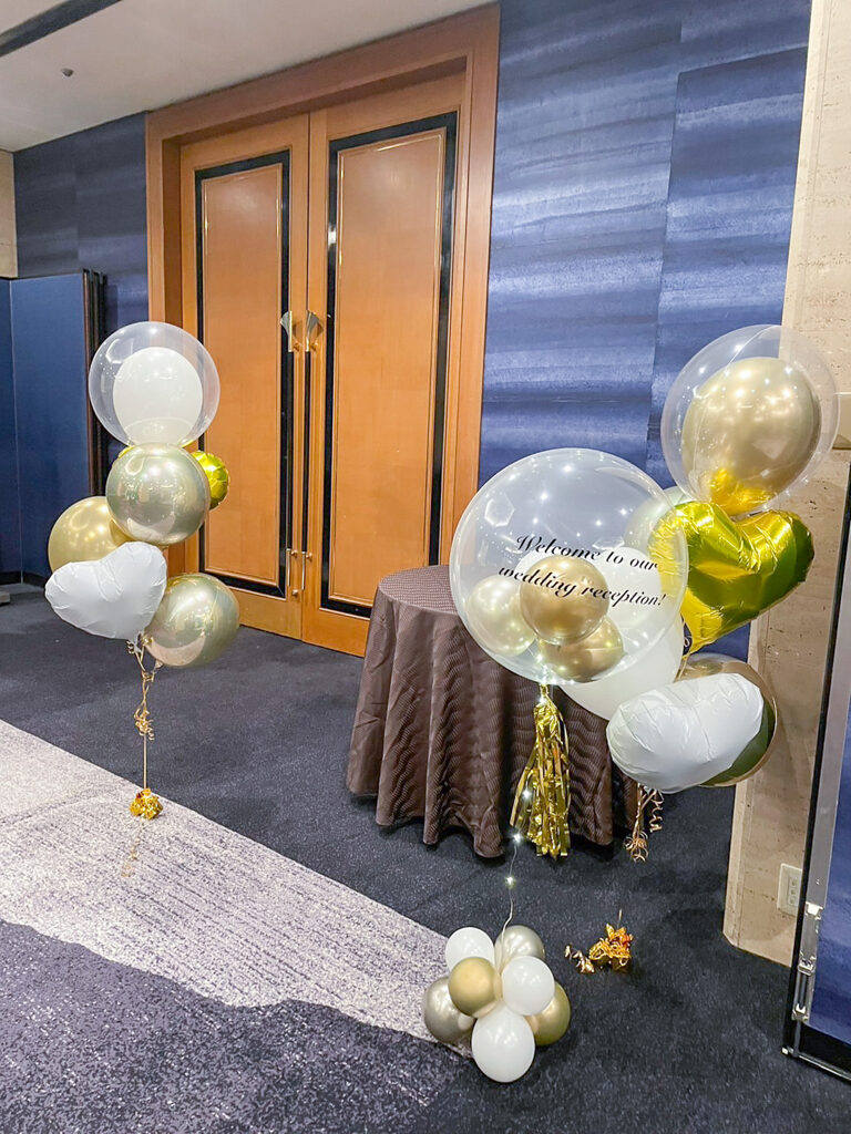 ホワイトとゴールドのバルーンスタンドで彩る結婚式ウェルカムスペースの飾り付け