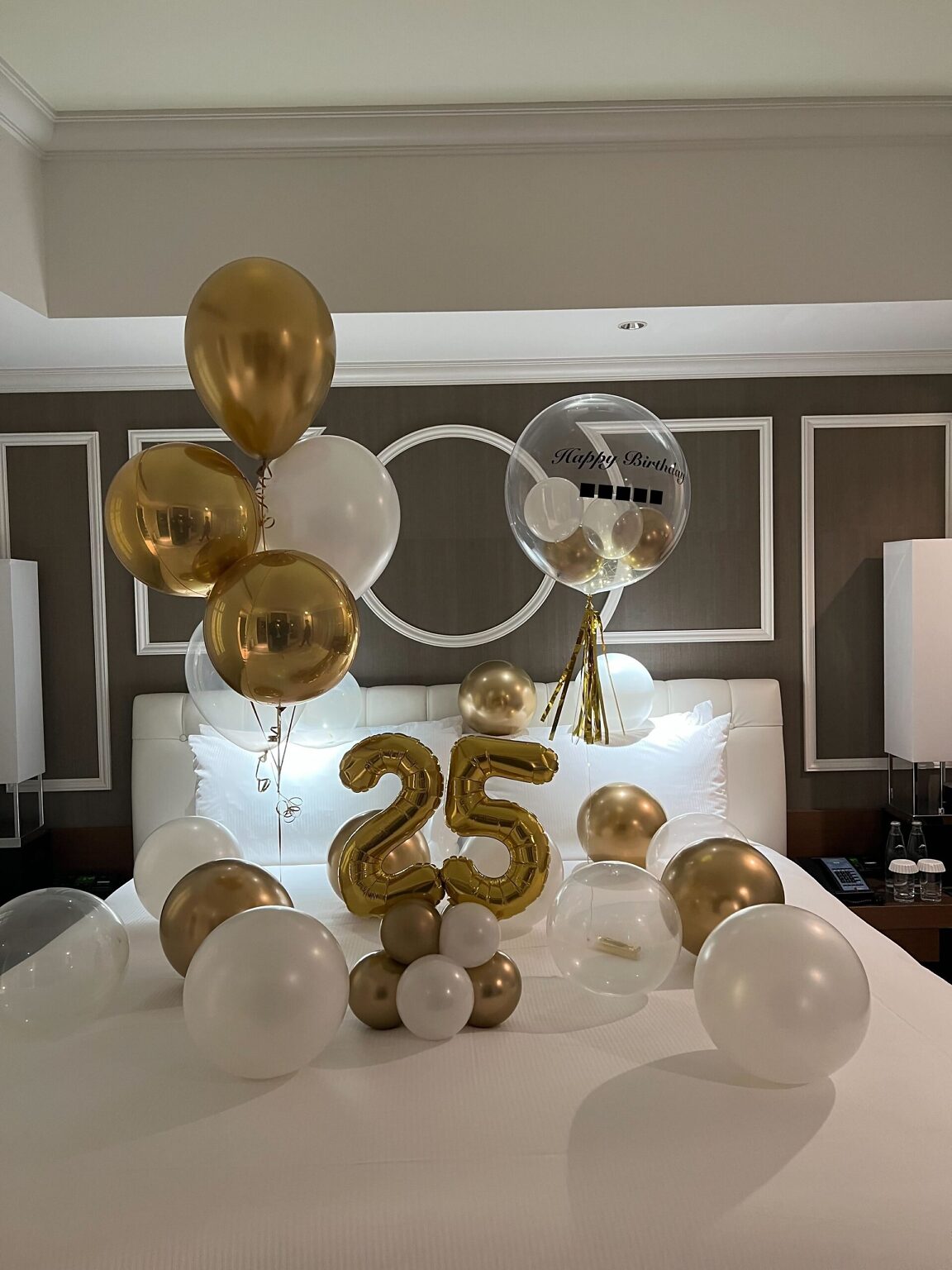 ヒルトン東京お台場での25歳の誕生日ゴールドバルーンサプライズ飾り付け
