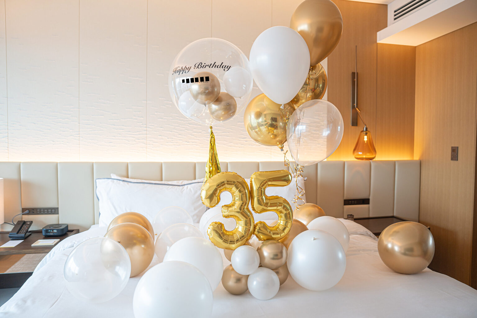 ウェスティンホテル横浜での35歳の誕生日サプライズ ゴールドと白のバルーン飾り付け