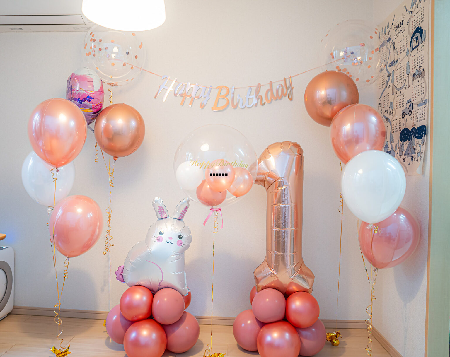 東京の自宅でのローズゴールドとピンクのバルーンで祝う1歳の誕生日飾り付け