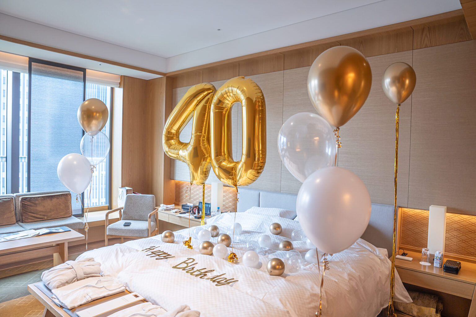 オークラ東京での40歳の誕生日をゴールドと白のバルーンでサプライズ飾り付け