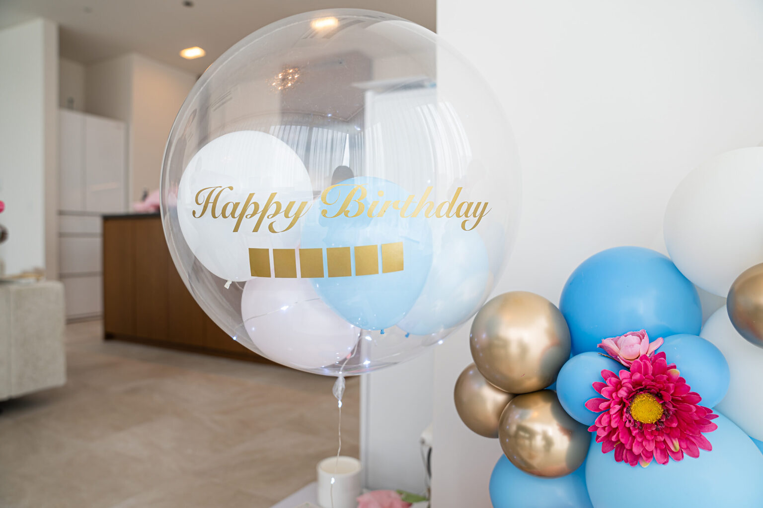東京の自宅でのブルーとピンクのバルーンアーチ誕生日お祝い飾り付け