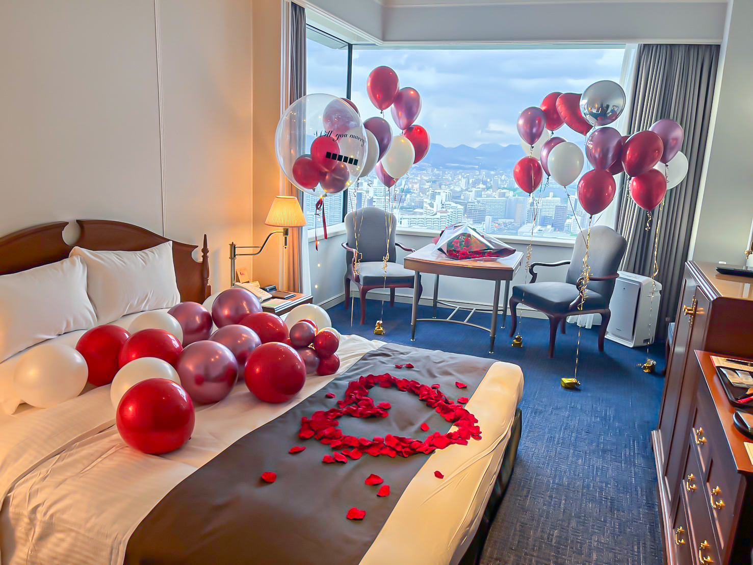 RIHGA Royal Hotel Hiroshima에서의 빨간색과 흰색 풍선으로 꾸민 프로포즈 서프라이즈 장식