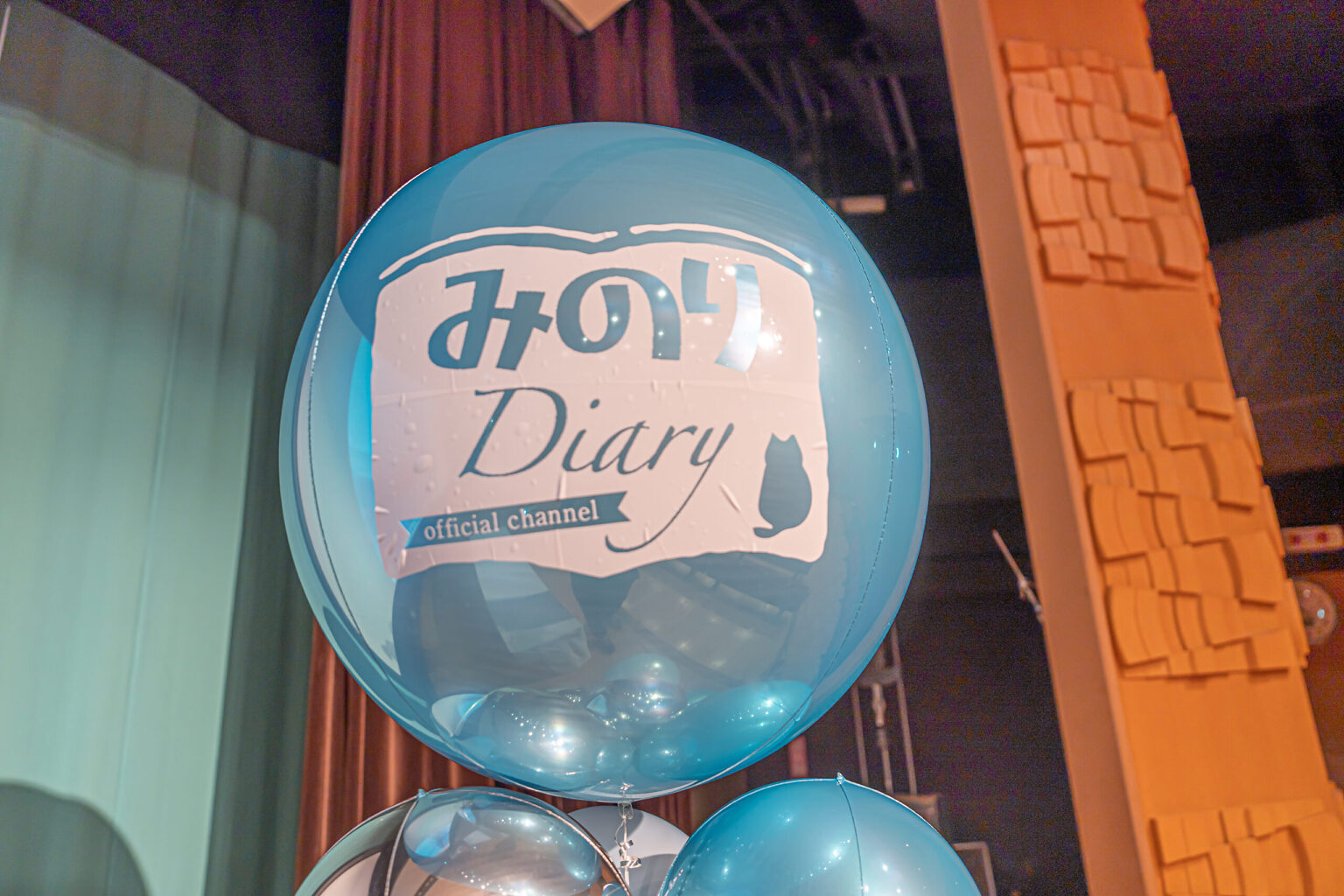 星陵会館에서의 연예인 생일 이벤트 아이스 블루와 실버 벌룬 부케 장식
